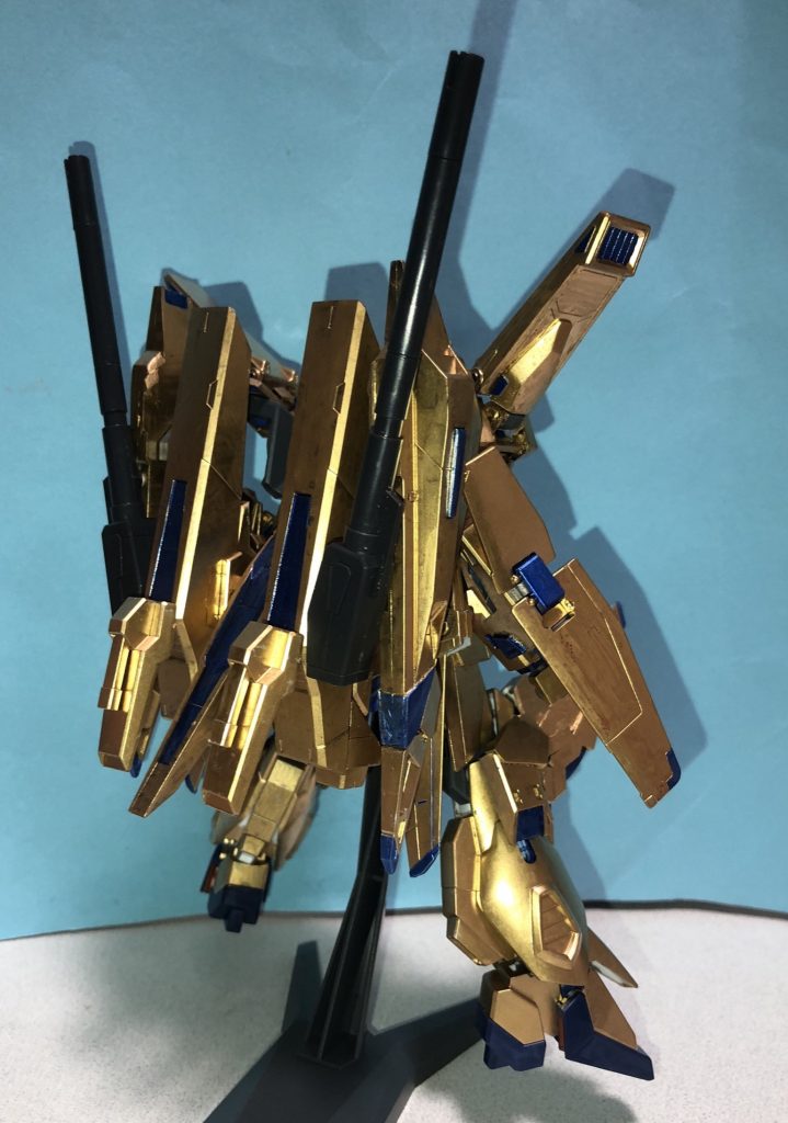 Zアーマー装備形態。
ビルドZガンダム専用のフルアーマーユニット「Zアーマー」を装備した形態。その姿がZガンダムの後継機、ZZガンダムを彷彿とさせる事から、この状態の本機を「ビルドZZ」と呼ぶ場合もある。
火力アップに主眼を置きつつも、防御力や機動力、持久力など、総合的な性能強化を図っている。各アーマーには、本体同様、粒子貯蔵用のクリアパーツが設けられ、金色の耐ビームコーティングが施されている。
額部に追加のブレードアンテナとハイメガキャノン。腕部に2連装ミサイルランチャーとウイングシールド。背面にプロペラントとスラスターも兼ねた多連装ミサイルコンテナを備える。
フライングアーマーにはアロンダイトと長射程ビーム砲に代わり、大型ビームキャノンをマウントする。