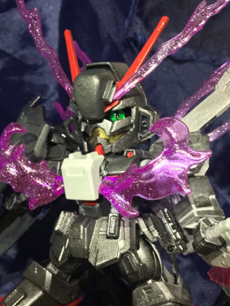 頭部バイオ・コンピューター(熱に非常に弱い)集中冷却用ギミックである、*『フェイスオープン』*は、ファントム・ライトによるオーバーヒートを減らす為、冷却効果向上でフェイス部分に加え頬のパーツまでもが展開する様になっている。
コクピットハッチ等コクピット周りは耐熱ジェルを内包した装甲で覆われている。パイロットの身体を守る為、コクピット横にはファントムライト放出弁があり熱を溜めない様になっている。