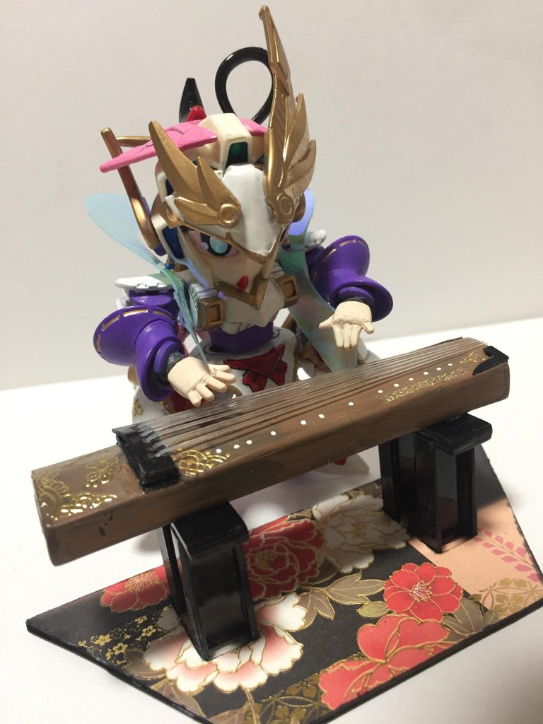 蔡文姫は琴(きん)の名手だったとの事でこちらがメインの楽器。
日本のいわゆるお琴(こと)は本来は箏(そう)と言う楽器でかなり構造が違ってます。
今回は本来の琴(きん)を再現しています。
こちらも資料とにらめっこしながら実物の構造に近付けて作りました。