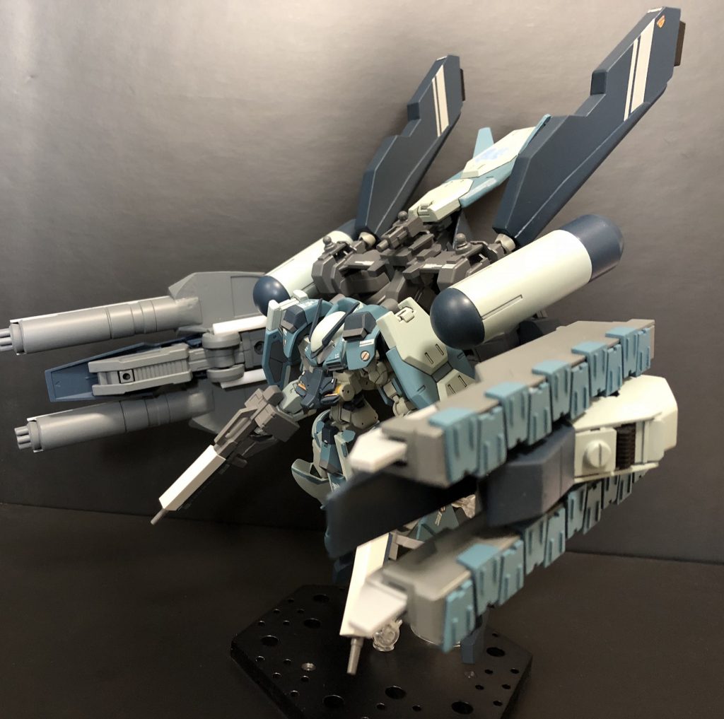 ［強襲形態］
高機動形態に、機体両側に展開する大型アームを装備した形態。戦闘能力が一気に跳ね上がるうえ、機動力は高起動形態から然程も低下していない。左アームはミサイルポッドを20機内蔵しており、各機に大量のミサイルや複数種の特殊弾頭等が搭載されている。