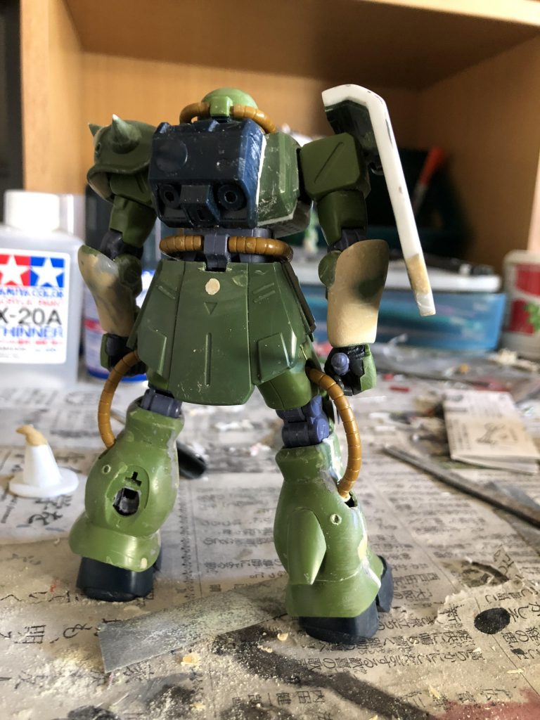 肘(ひじ)の増加装甲のようなパーツはパテを盛って大きく見せています。
バックパックは胴体に接続すると結構な隙間ができていたので1.5ミリくらい幅増ししてます。
腰のリアスカートのヒートホークマウント用のパーツがつけられる穴があったので塞ぎました。後はサイドスカートのグレネードを削ぎ落としました。
足のスラスターはノコギリで切断して塗装後接着できるようにしました。