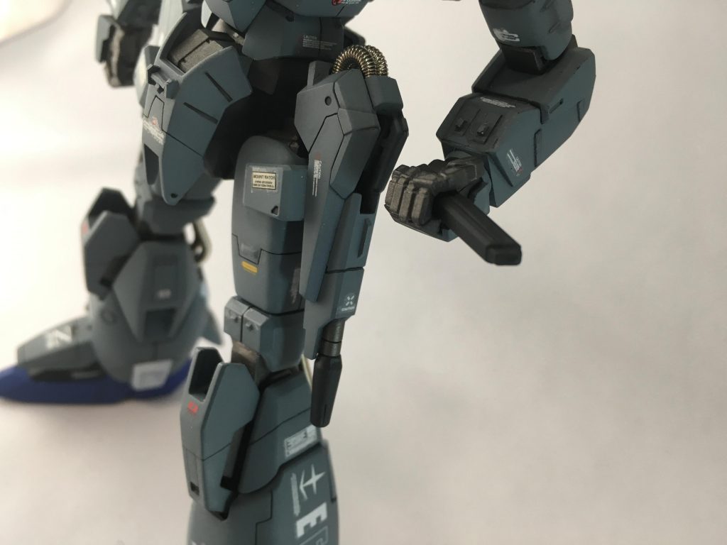 ビームサーベルはくり抜いて出し入れ可能にしました。特に固定はしておらず、すぽっと入れてあるだけですが、、、