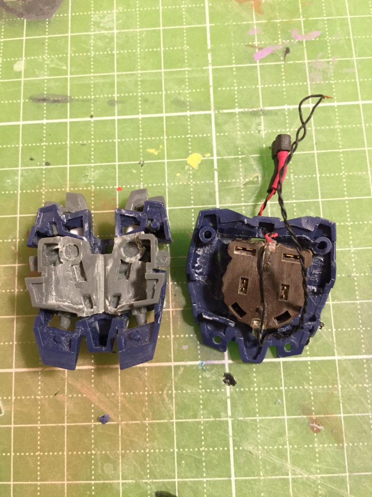 バックパックかなり削りこんで電池を入れてます