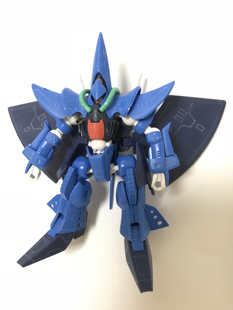 ⚪︎ハンブラビ本体
主に下半身を切り詰めたりする事でSD体形になるようにしています。切り詰めた際に無くなった側面の丸い切り抜きは新しくピンバイスで開けてあります。
腰のサイドアーマーも周りを削って小さくしてあります。
腕部の爪も少し削ってSDチックな可愛い感じにしました。
あとは全身に筋彫りでモールドを増やしてます。