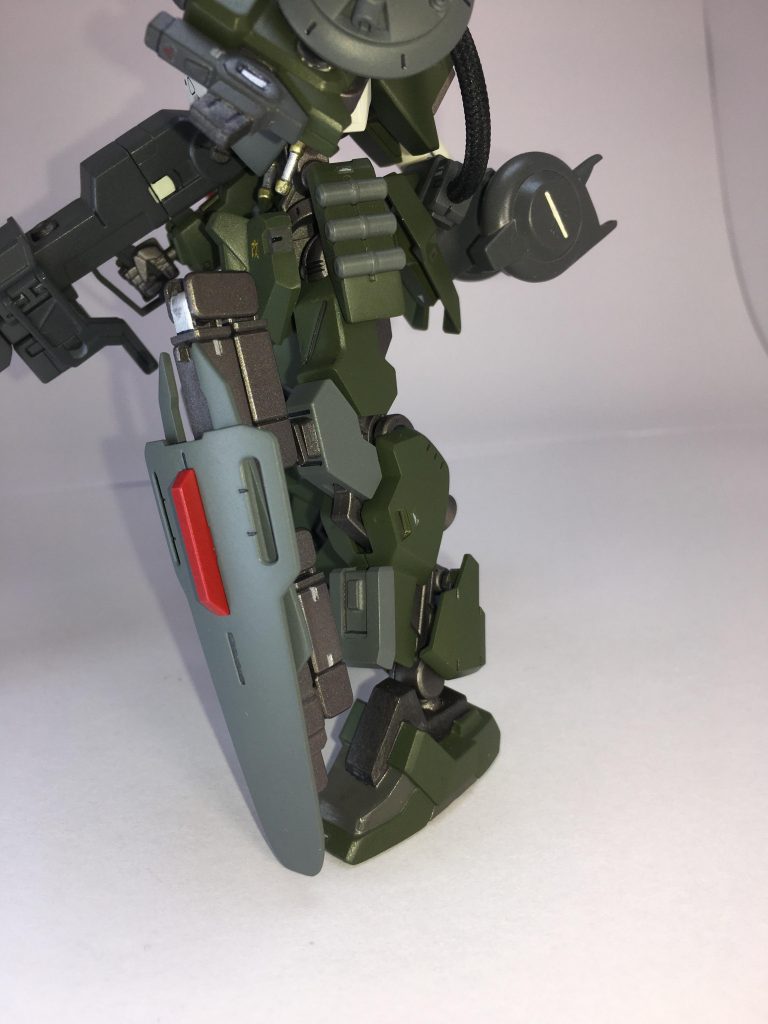 シールド
左膝にアームを介して装備する。防御の役割だけでなく、重量のあるライフルを支えるモノポッドの役割も兼ねている。本装備を展開すると、シールドで防御しながら狙撃を行う事が可能になっている。