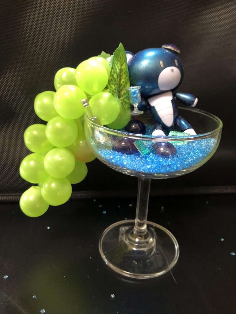 カクテルにはちょっとありえないマスカットを合わせてみました。サファイアブルーにグリーンが似合うと...。(´ω`