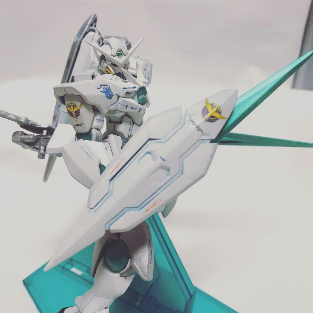 GNブレイドを背中にマウントできるようにしておりGNシールドを装着できるようにしました。