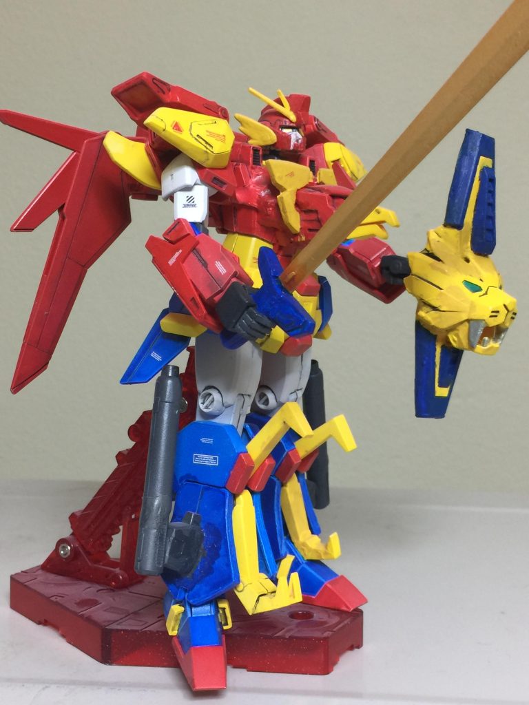 トライファイヤーの右斜め アピール
ショットです。
一応 スーパーロボットなので
水転写デカールは 少量にしました。
後ろの翼は ビルドブースターを
加工して 改修しました。
ファイヤーソードは トライオン3の
ソードを 加工しました。
トライオン3のソードは 大きいので
プラモデル用のノコギリで切り
ニッパーやデザインナイフや鉄ヤスリで
加工して 短くしました。
