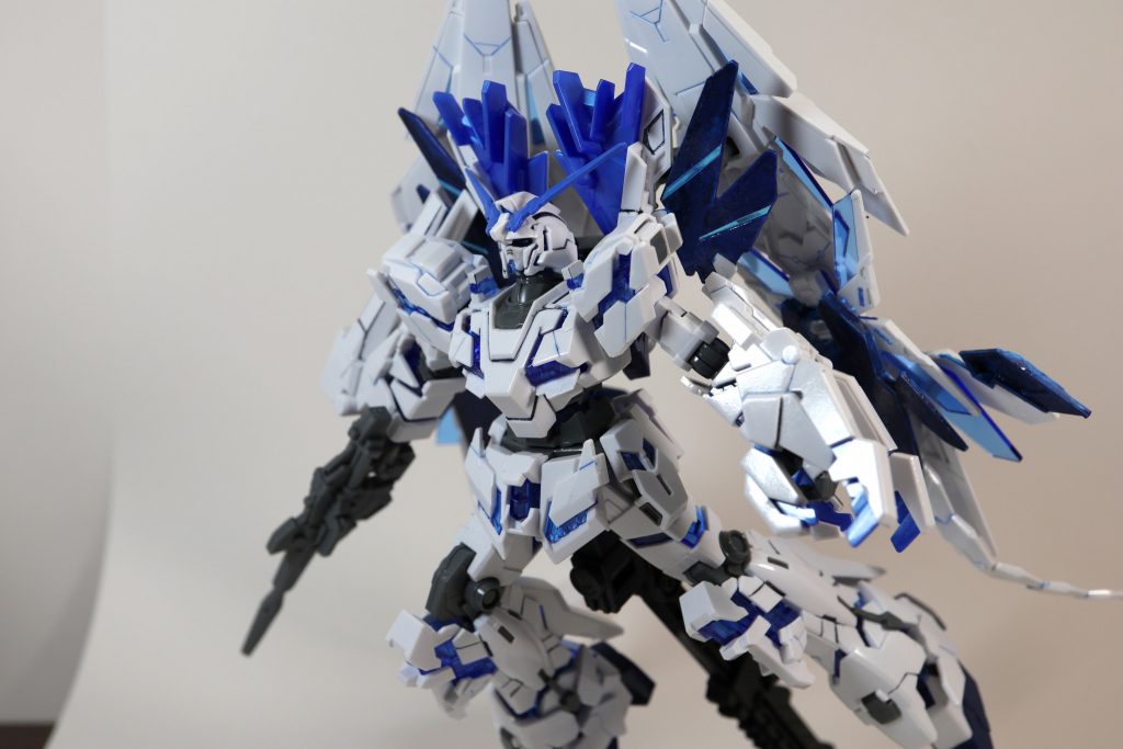 フェネクスの様にアームド・アーマーDEを装備してるので、こういうポーズも似合います。