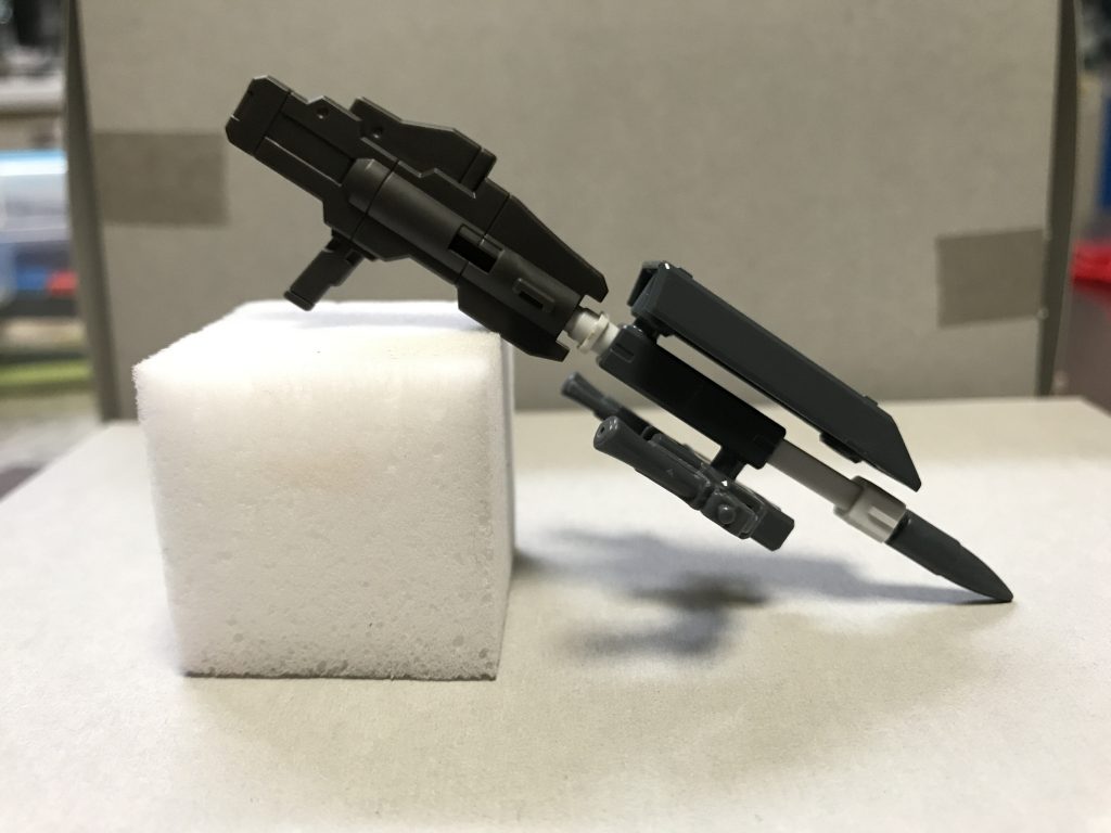 今回自作したクロスボウガン(塗装前)
グリップ基部はレギンレイズ用ライフル、軸はボールデンアームズのパーツ、弓の部分はキャンペーンパーツとスカルウェポンのピストルです( ^ω^ )