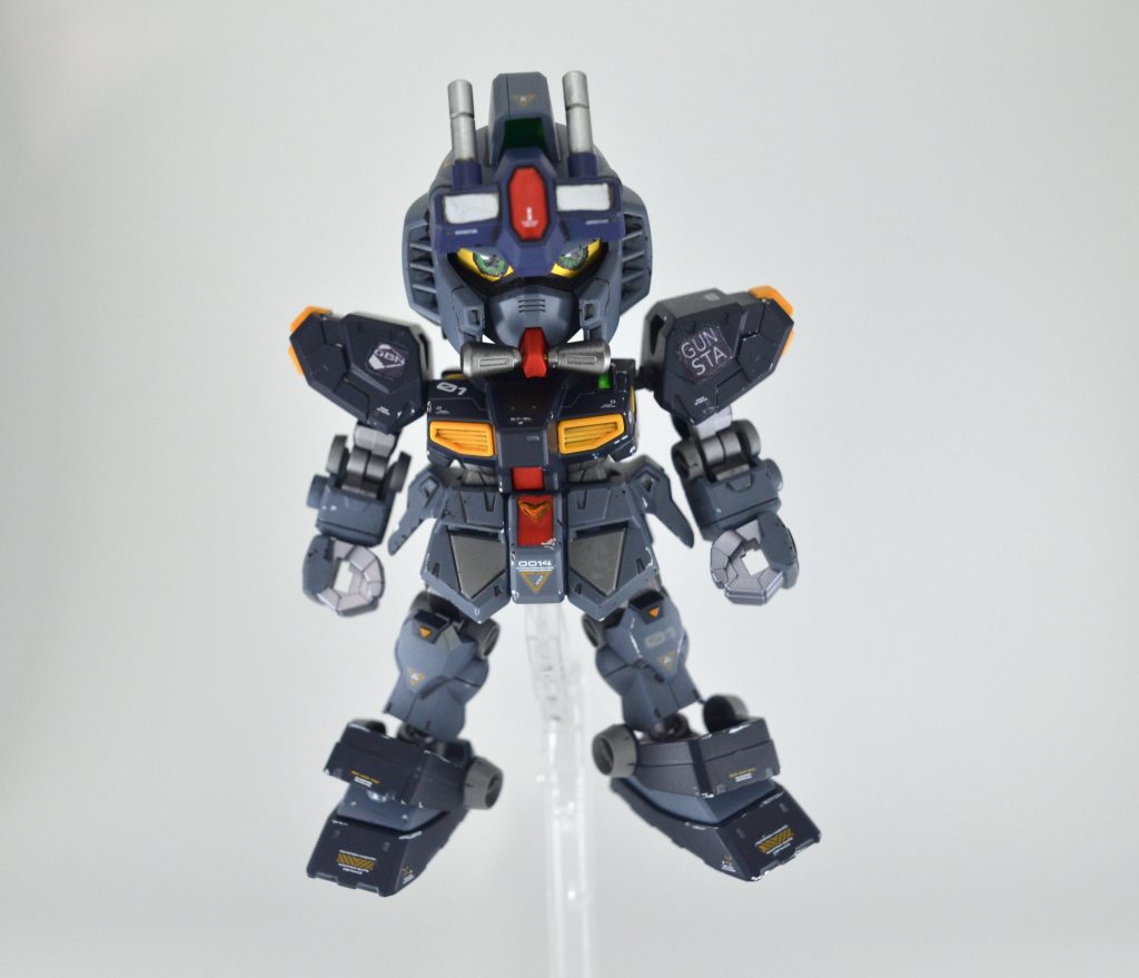 武装なし状態。目はハセガワのゴールドミラーフィニッシュの切り出し、瞳は気合の手描きです。「GBN」と「GUNSTA」のダブルネームデカールは自作。