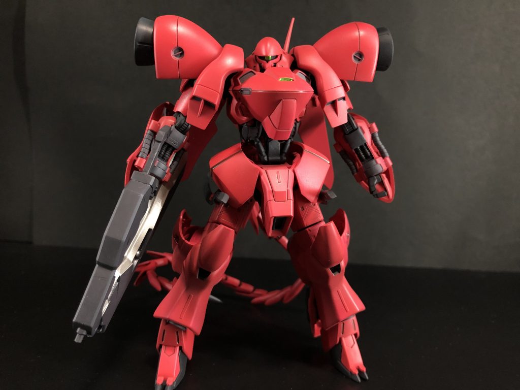 正面から。ガーベラテトラの特徴的な肩はそのまま残しています。