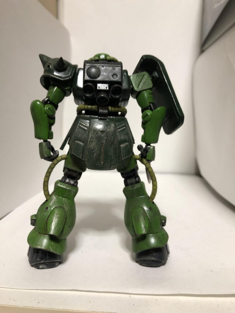 後ろの状態です。
なんでこんなに汚れてるの?ってなる方が居ると思うのですがポケ戦一話でこのザク改かなり撃たれちゃってるんですよ。
森に不時着する時も後ろがかなり引きずらてて塗装とか落ちてたり土ついてたりすると思ったのでやりました。
短期間&現地修理なのでパーツ交換、装甲色の塗り直しとかしてないと思ったので、
ダメージ表現、ウェザリングしました。