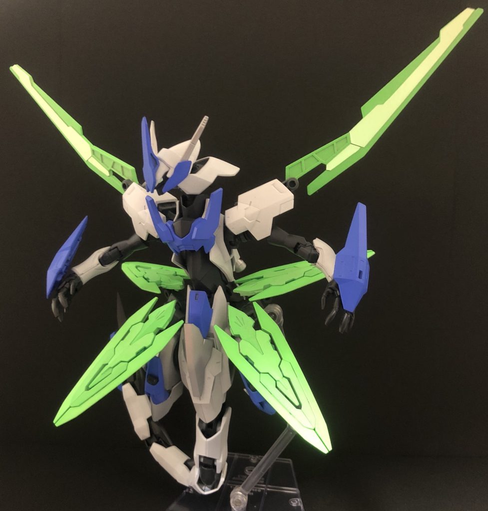 肩から伸びる巨大な翼。スカートのように広がる4枚のバインダー。長い尻尾などなど…
クリアウィングの特徴ともいえる部分を可能な限り再現しました！


クリアウィングっぽい雰囲気、出せているでしょうか？
