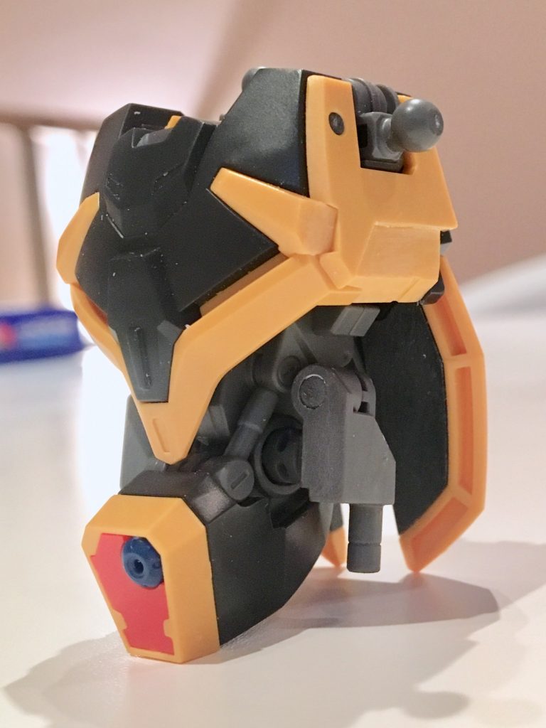 胴体のデブさが気になったので、彫り込んでフレーム色に。