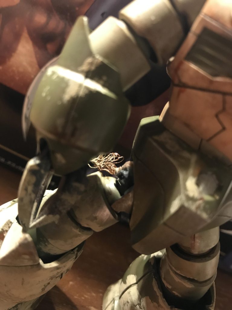 ウォッシングの溶剤で割れたパーツから配線が出てる感を…クリア塗装が甘かったみたいだ…