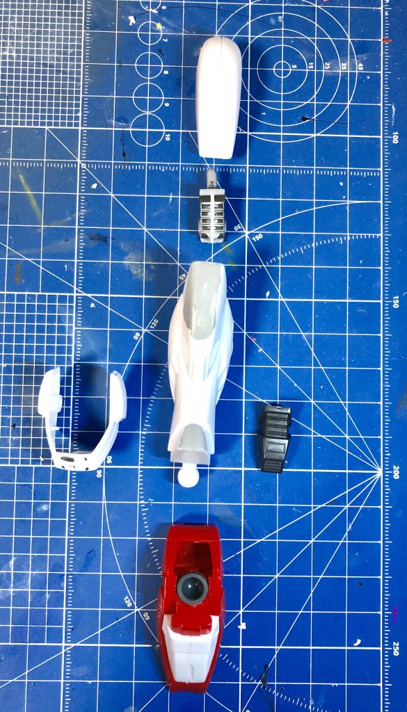 関節部は後ハメ加工を施しました。腿の部分はプラ板を貼り付けました。