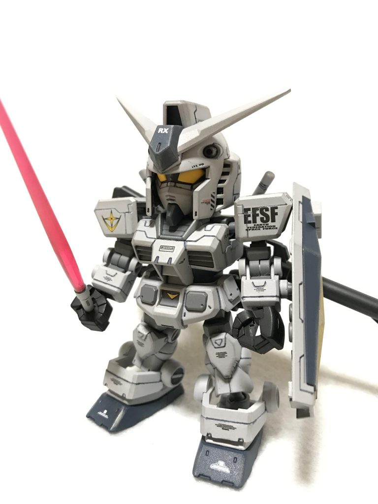 ビームサーベルはクロスシルエットのを使用し、根元でカット、ピンバイスで穴を開けてHGのキットからエフェクトのみ使用、接着剤を使用し固定してます。