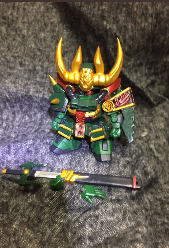 握り拳、右武器持ち手、左平手を用意しました。鞘から剣が抜けます。