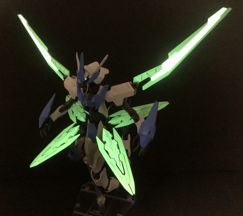 蓄光塗料により暗闇で緑色の部分が発光します！