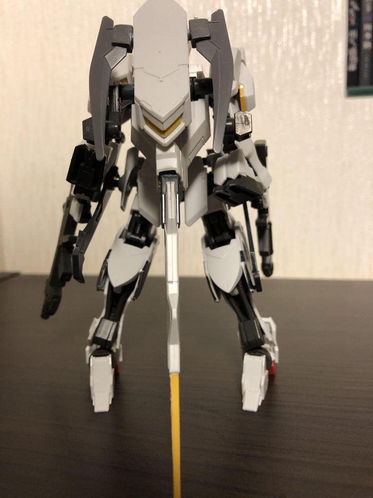 後ろ姿。テイルブレードが思ったよりデカイのでスタンド無しで自立します。変形モードは主に地上で使いますが隕石群がある宙域などでは周りの隕石を足場にして戦ったりもします