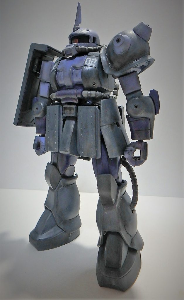 各所、スジ堀を追加。
そういえば、足の幅がやや広くなっている。股関節の付け根が両方パキポキ折れてしまったため、
プラ棒と真鍮線で作り直した際に、寸法測らず適当にやったせい。