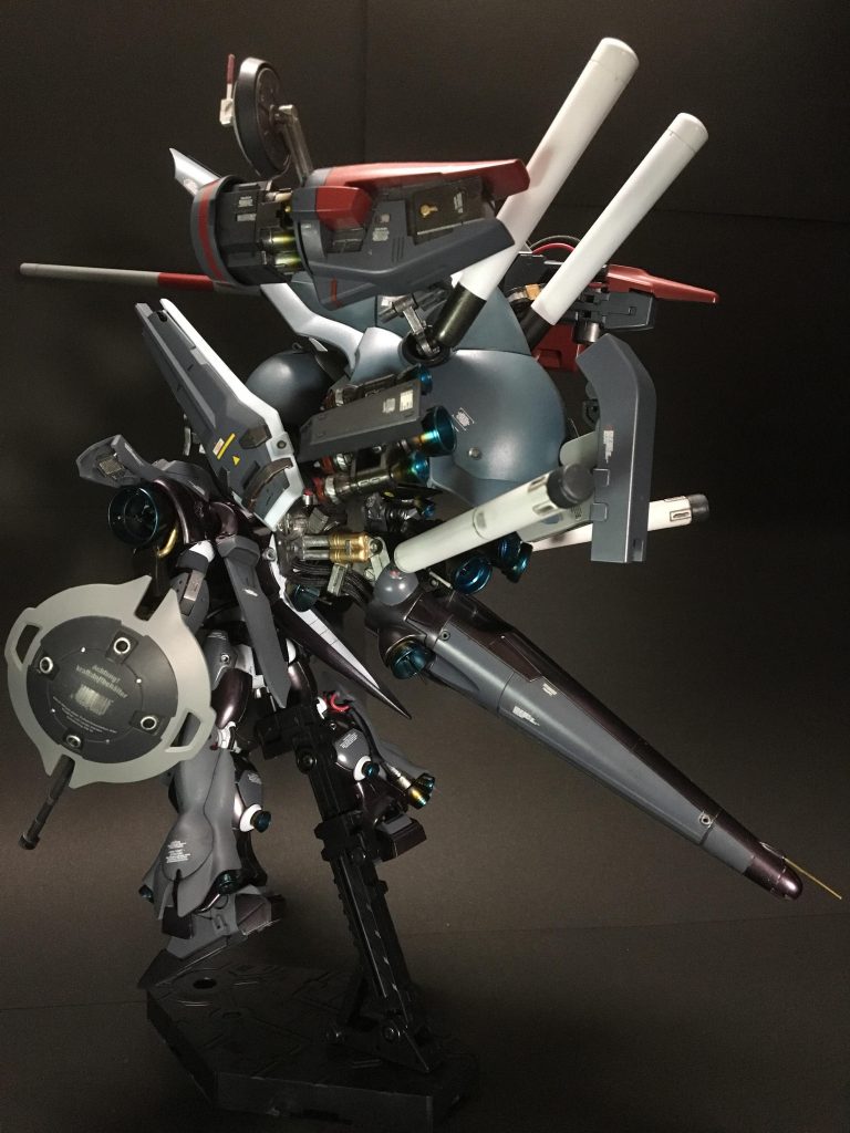 搭載時の後ろ姿。まだ試験機の為小型化に成功しておらず、かなりサイズが大きくなってしまっている。それによりサブブースター及びプロペラントタンクが多数取り付けられている。