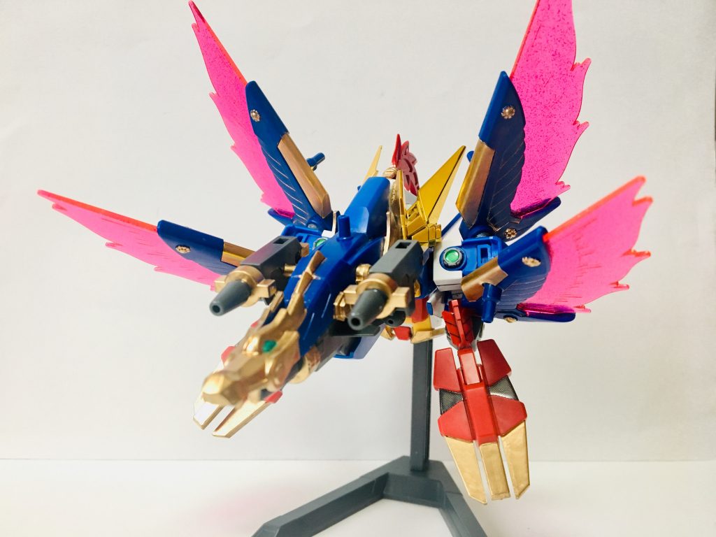 カスタム形態から変形する事が出来る高速飛翔・必殺形態「須突雷龍(ストライドラゴン)」。
破裂兜爪を手に持つ事で龍の足に見せている。