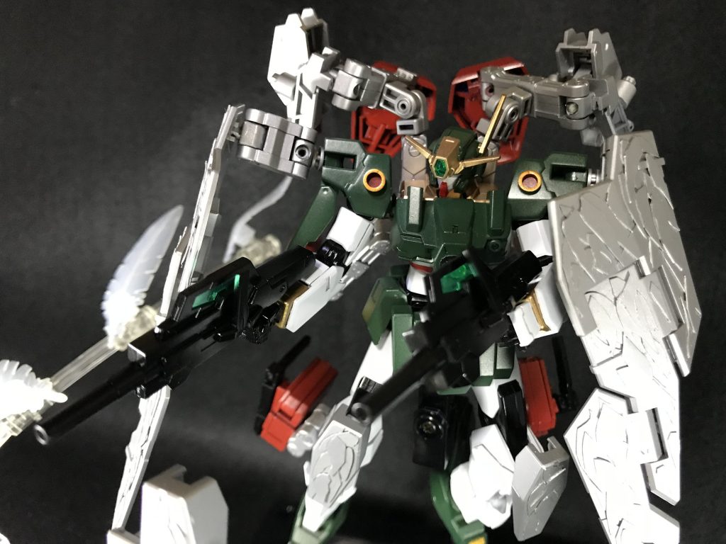 翼に装備されたGNサブマシンガンは多数の敵機と中距離戦闘を行う際に用いられる他、肩に装着された状態でも運用可能である。