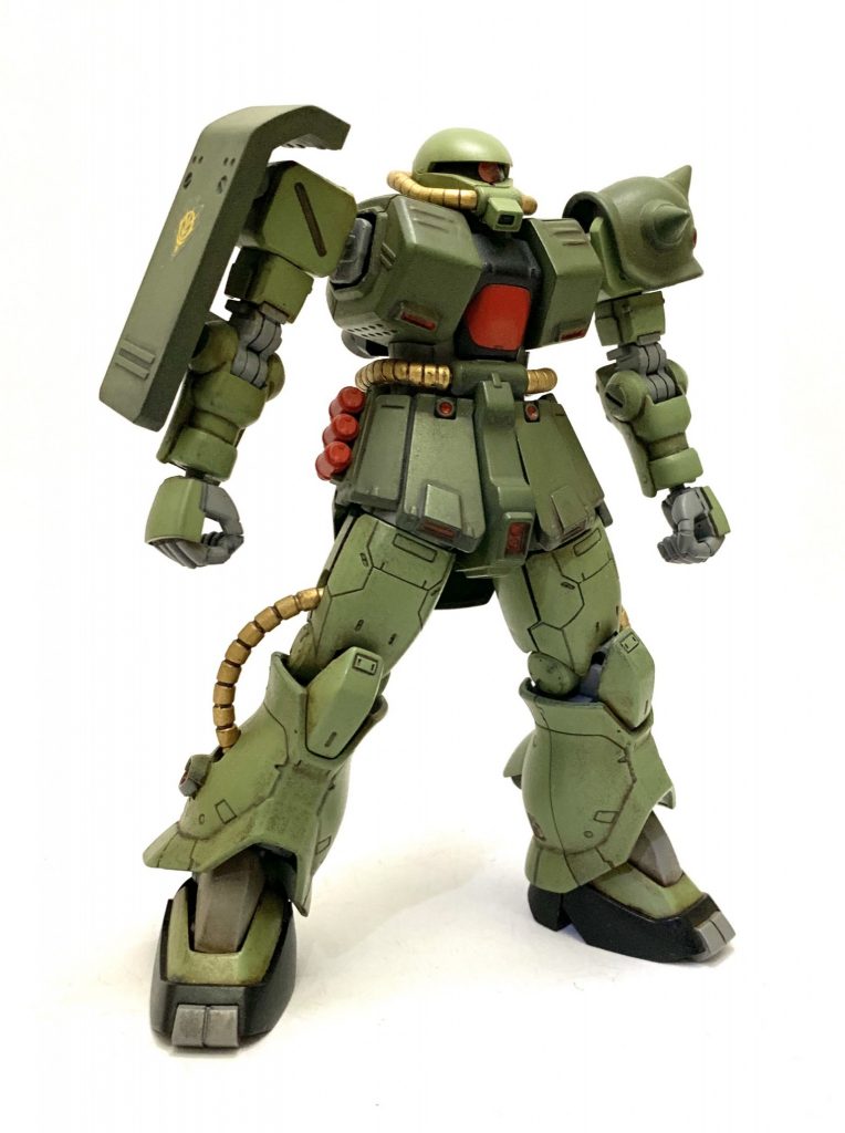 元のHGUCが正直微妙な出来だったので最新のザク系キットのオリジンのC型ザクの二の腕と関節、足を移植してザク改のパーツを切り貼りして胴体を一旦切断後にプラ板で幅増ししてマッシブなザク改を目指して製作しました。