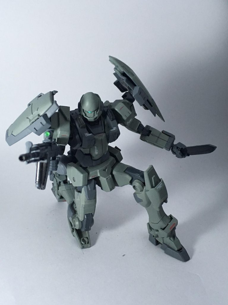 標準装備は120mmアサルトライフルと単分子コンバットカッター。肩部に装備するシールドは軽量タイプと防御重視タイプの2種類が用意され、操縦者の好みで変更が可能