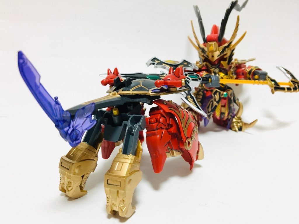 武装の一部を集約させると支援機「霊玄」となり、自律してタックルや武義のガードに回ったりします。