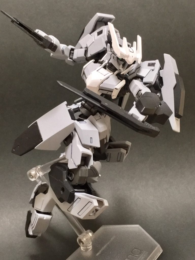 *格納式ナイフ*
γナノラミネート反応を利用した兵器の一種。
エイハブ粒子はナイフ本体に内蔵されたコンデンサから供給される。コンデンサが粒子を維持できる数十秒間のみ使用が可能。