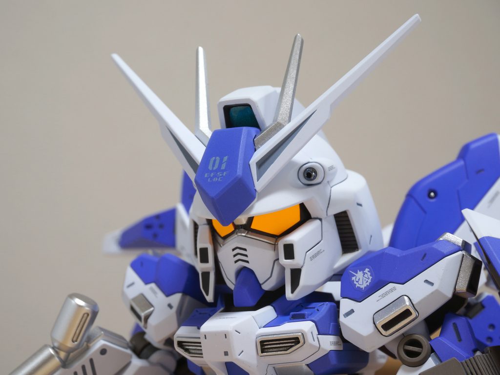 バルカンにはメタル色のビーズを入れています。
目の部分、100円ショップの文具コーナーで手に入る蛍光色のラベルを、目の形に切り取って貼っています。