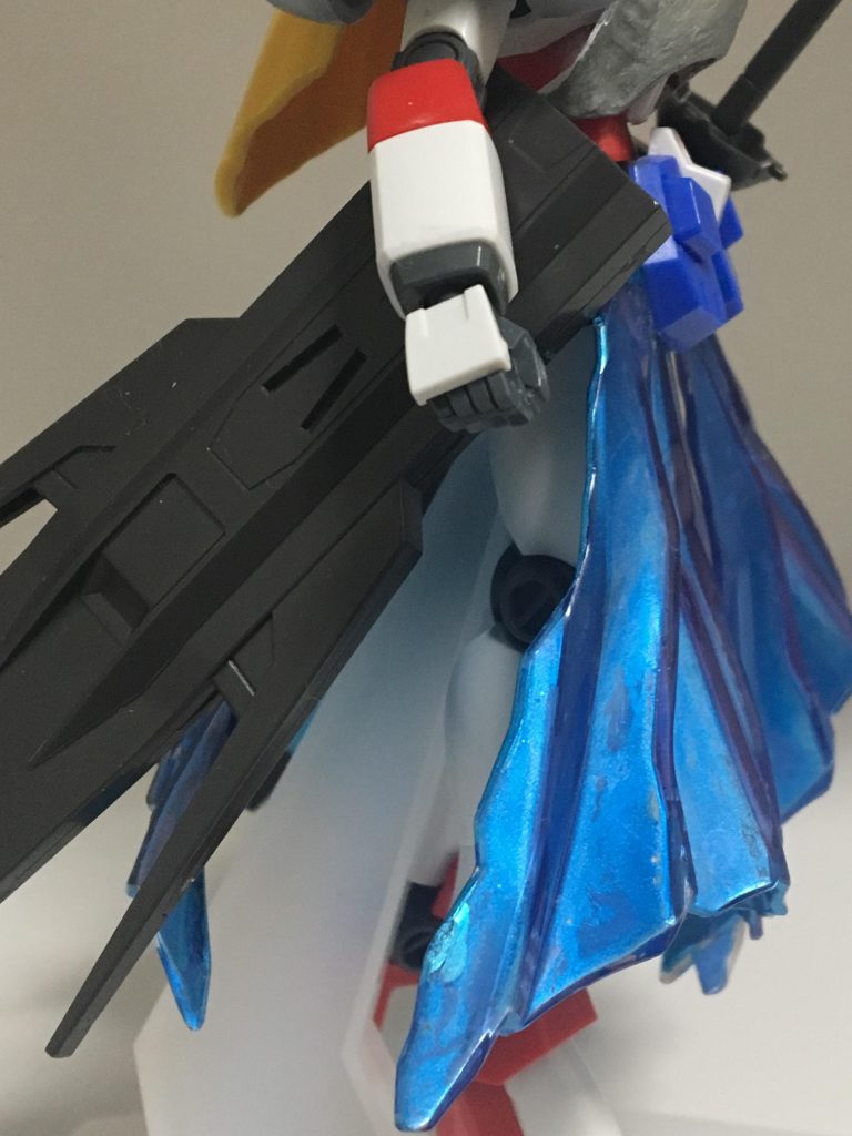 スカートとサーベルラックからナマ足をチラり(笑)