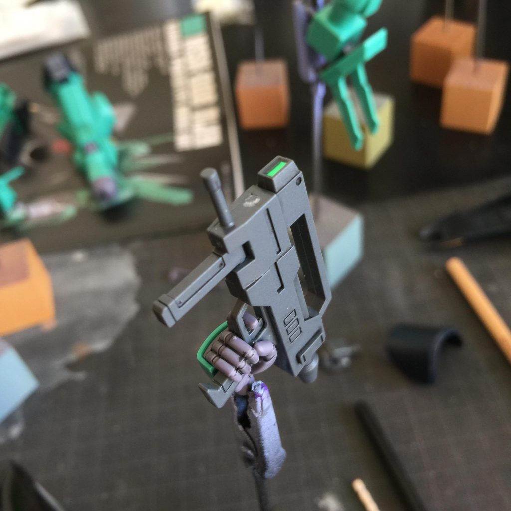 ライフルのセンサーにテープを貼り付け後、
レジンを流してクリアパーツっぽく( ^ω^ )
ジム2ライフルはジャンクの再利用です。