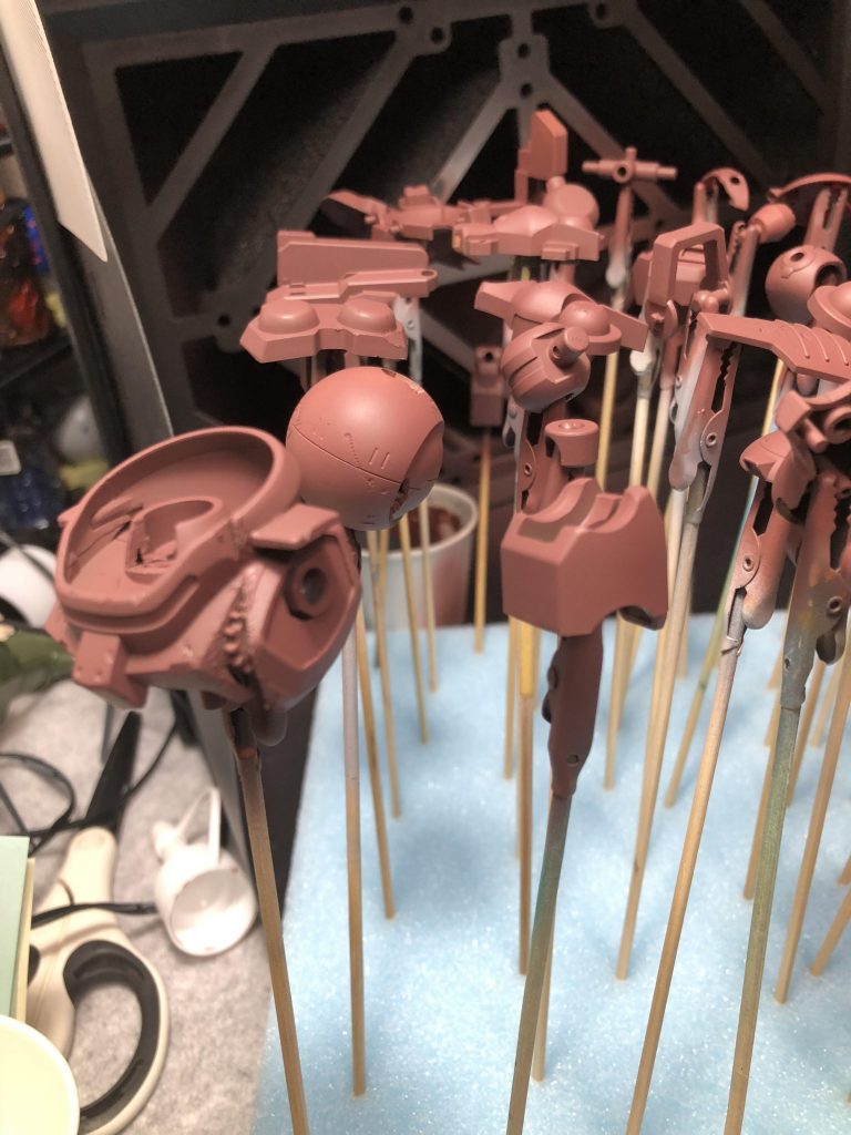 全体に破損や傷表現を入れたあとに
塗装に入りました今回も初めての塗装方法を試したかったので剥がし塗装を行うことにしました(≧∇≦)
剥がしを行うと出てくるサフの層には錆止め色のオキサイドレッドを使用しました
(°▽°)