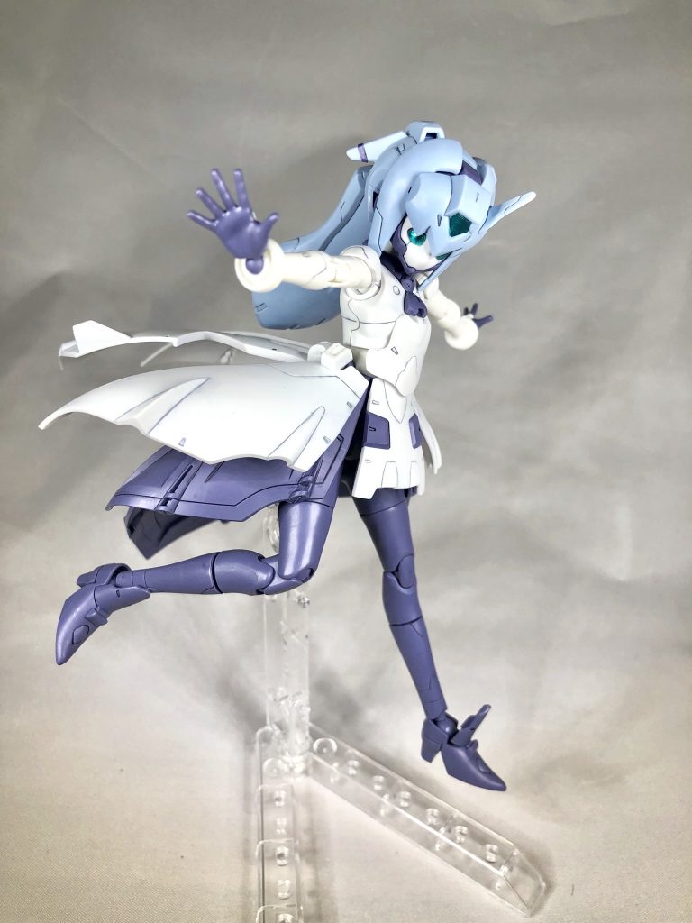 MSの方がかわいく見えるのは私だけでしょうか?
ちなみにですがスカートパーツのポロリ半端ないです。うごかすとすぐポロリします。
専用台をスカートパーツに差し込むのもゆるくて角度変わったり倒れたりしました。