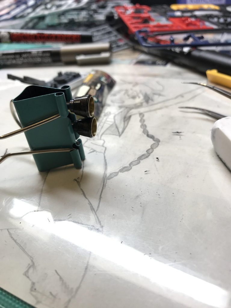 バーニアの塗装中
塗装はガンダムマーカーのみです。