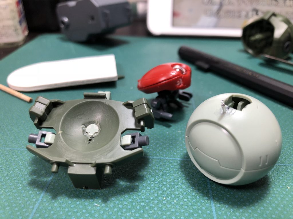 腰の軸を切り取り、最初から腰を曲げた状態に角度を付けて真鍮線で位置を決めておきました^_^