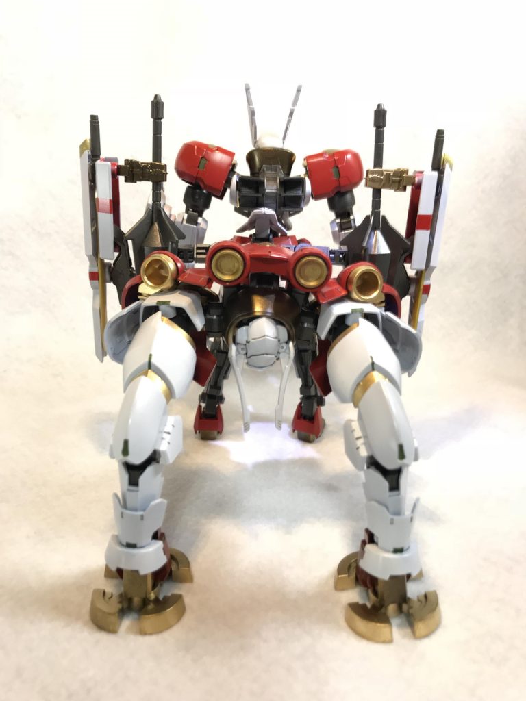 機体後方にはヘルムヴィーゲの機体を利用したブースターを装備しており、高い機動性を示す。