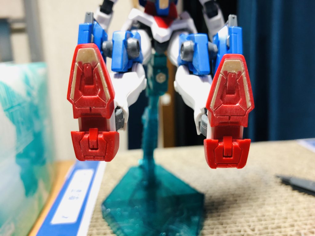 足裏はパテで埋めてラインを作りました。