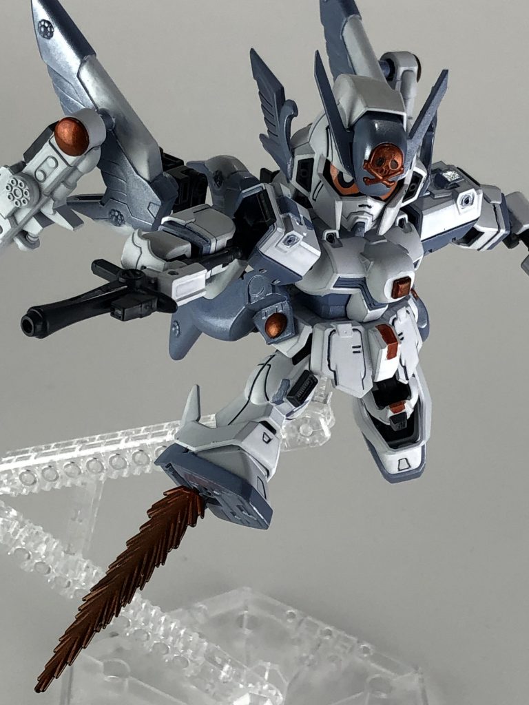 脚部ビームサーベル。原典ではヒートダガーでしたが、ビームサーベルに変更することによって不使用時はスラスターとして使えるようにしました。