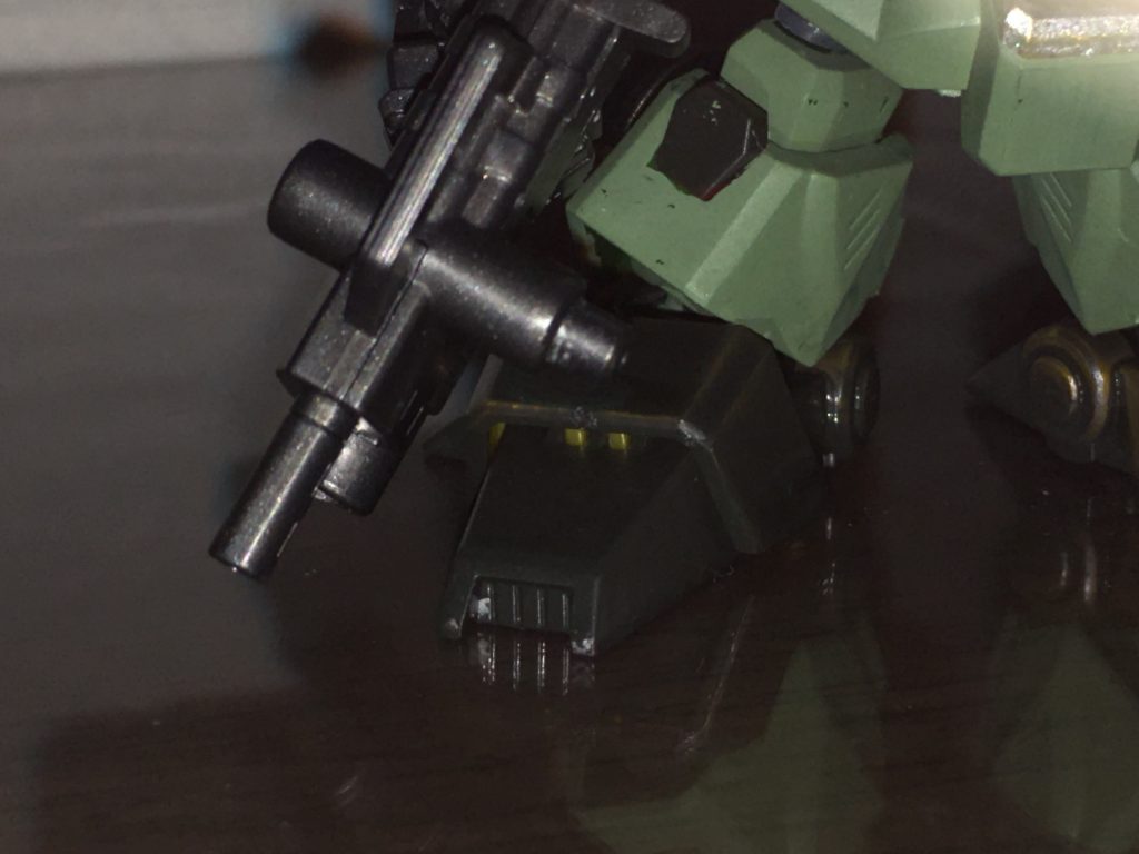 今回少しこだわったのは足首のアーマー部です。少し色を薄めてこの色の奥に少しゴールドが見えるようにしてみました。