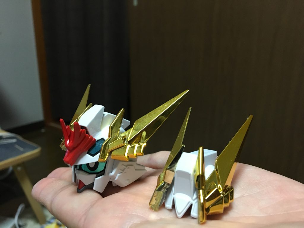 ツノに騎士ユニコーン2体分、額には黄忠、耳に飛駆鳥のフロントスカートを割った物を使用しました。後に飛駆鳥の兜から頬部分を切り出し接着。