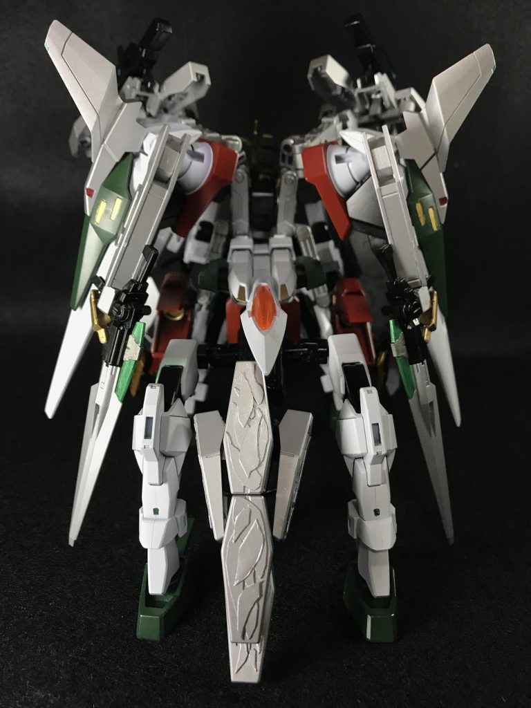 合体時は計3機のGNドライヴによる膨大な粒子により、その姿を捉える事は困難を極める。