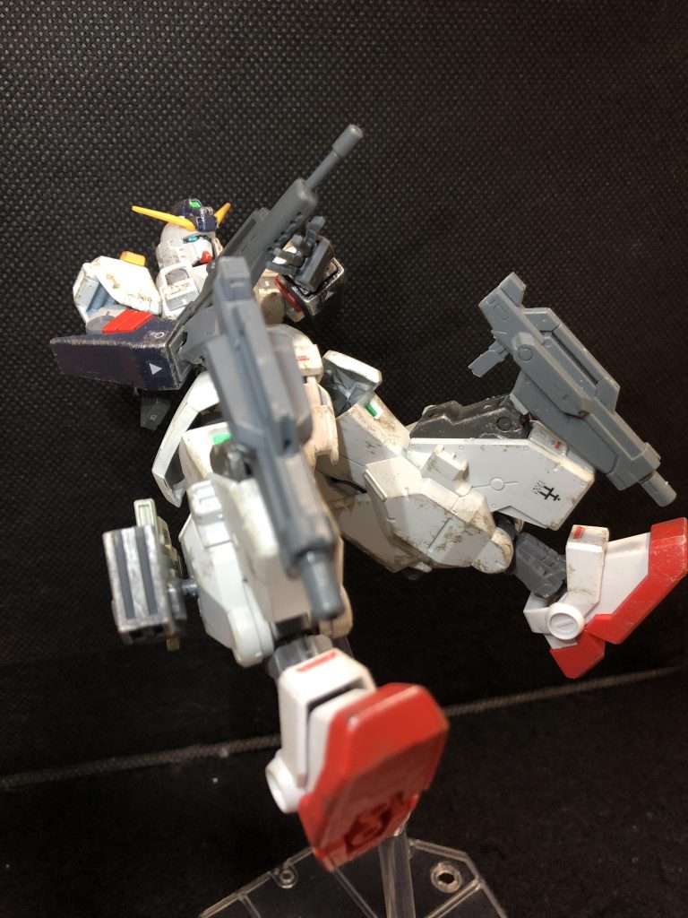 膝についているのはビーム兵器ではありません。似ているだけです。