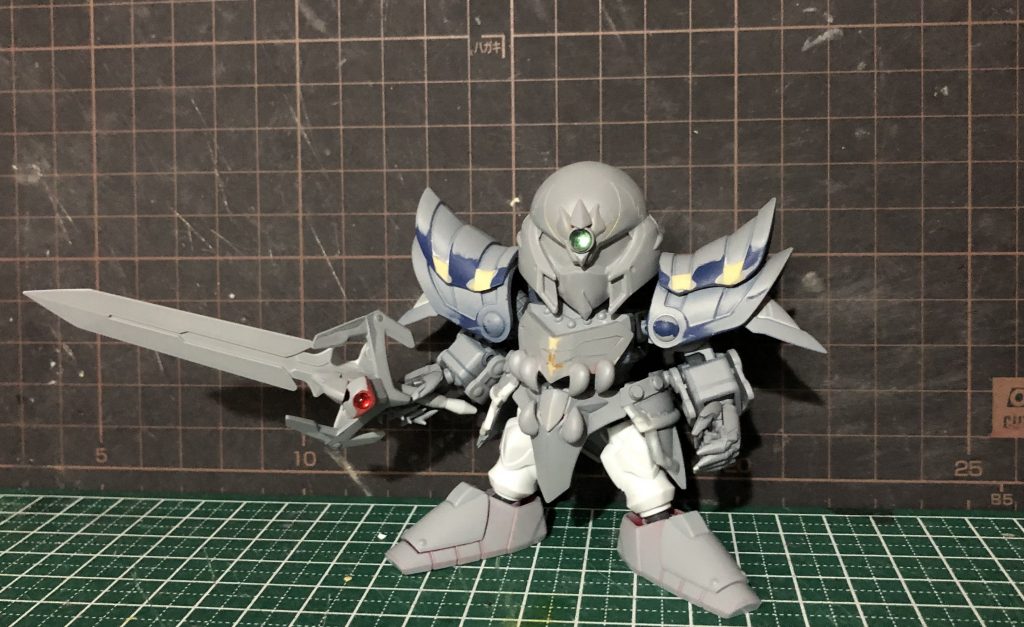 顔周りの装飾や肩にエポキシパテを使用しました。