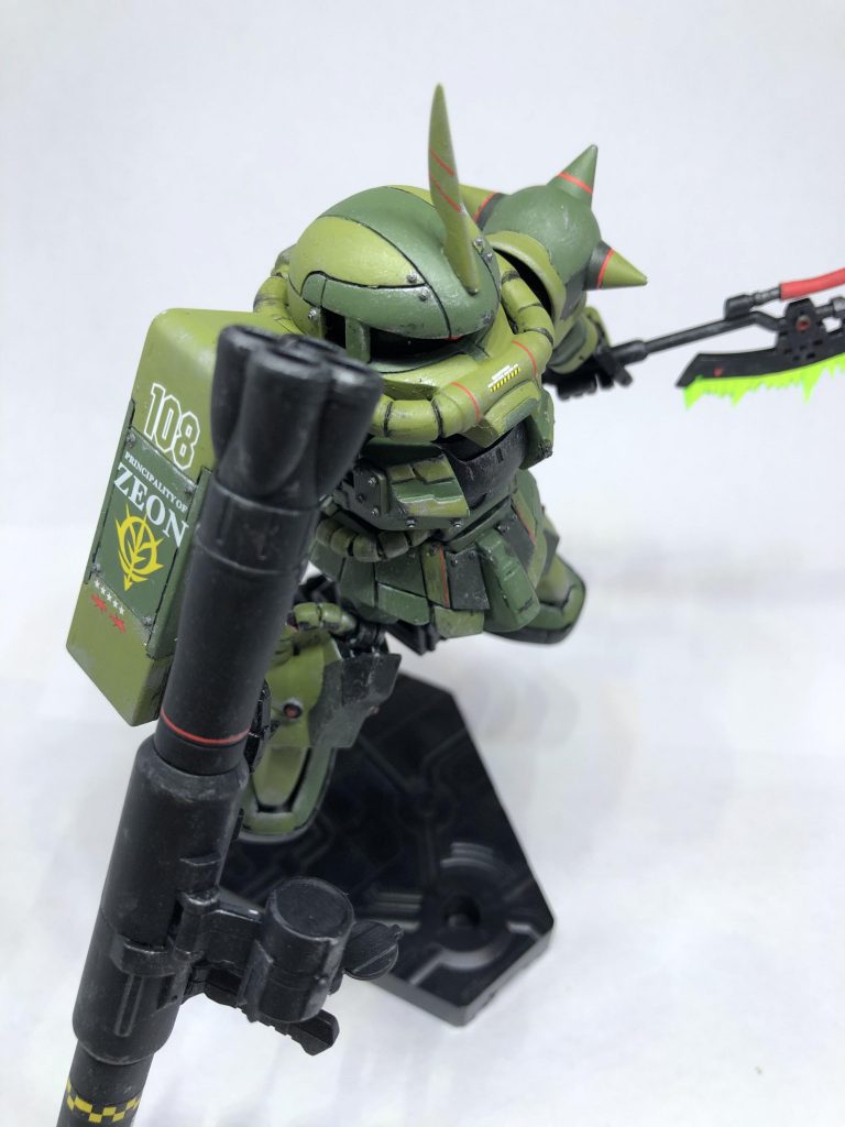 シールドもRGから拝借!バズーカはMGのザクの物を短縮加工してます。