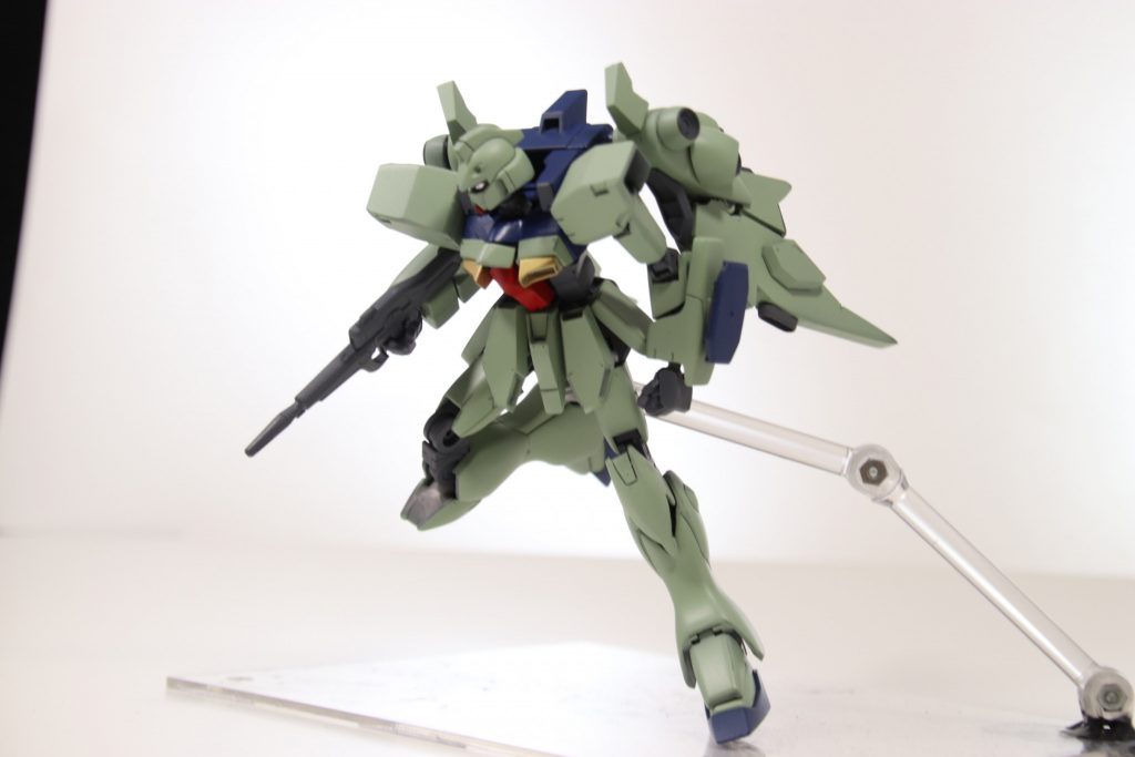 間接は総取っ替えになっているので普通のHGUCより動きます